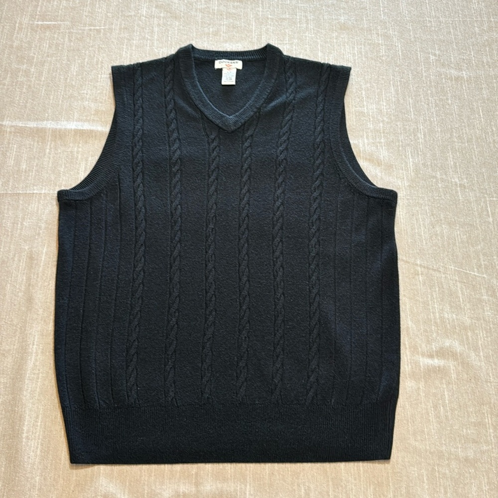 Dockers Men’s black v-neck sweater vest. Size Large
